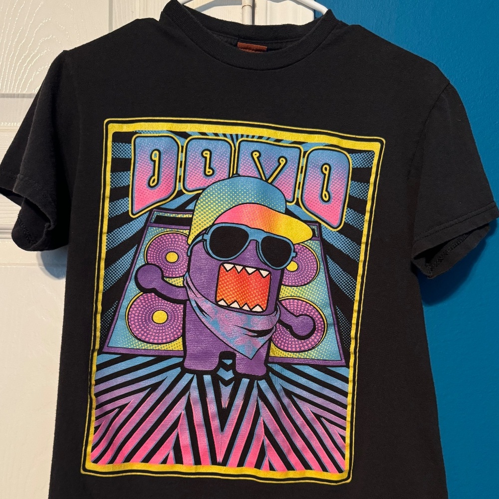Domo 2011 Graphic Tee Cartoon Scene T-Shirt -Neon Music Character Domonation Y2K